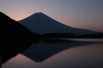 Fototapeta na wymiar ダイヤモンド富士の夜明け前/田貫湖のダイヤモンド富士