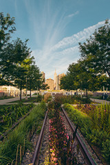 Fototapeta premium Stare tory kolejowe i widok na panoramę Nowego Jorku w Gantry Plaza State Park