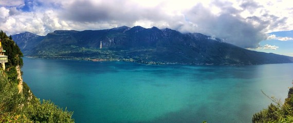 Fototapeta na wymiar Panoramica lago di Garda