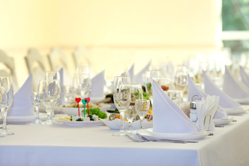 Table arrangement in an expensive haute restaurant