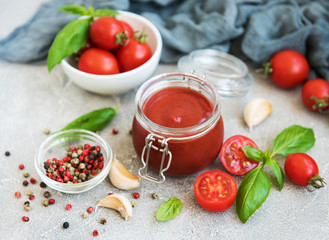 Tomato sauce in a jar