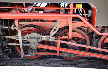 Nahaufnahme von den Laufräder einer Dampflokomotive