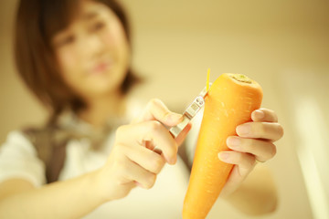 野菜の皮むきする女性