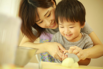 料理する親子