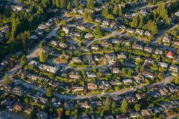 Fotobehang Luchtfoto van de woonhuizen tijdens een levendige zonnige zomerdag. Genomen in Noord-Vancouver, Brits-Columbia, Canada. © edb3_16