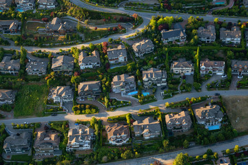 Vue aérienne des grandes maisons de luxe sur la colline pendant une journée d& 39 été ensoleillée. Prises à West Vancouver, Colombie-Britannique, Canada.