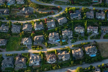  Luchtfoto van de grote luxe huizen op de heuvel tijdens een levendige zonnige zomerdag. Genomen in West-Vancouver, Brits Colombia, Canada. © edb3_16