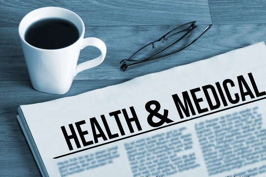 Eine Tasse Kaffee, Brille und Zeitung mit dem Titel Health Medical