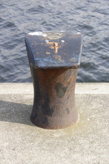 Poller im Hafen von Rostock zum festmachen von Schiffen.
