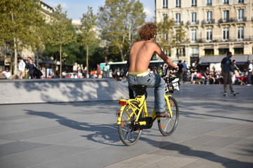 A v&eacute;lo place de la R&eacute;publique &agrave; Paris, France