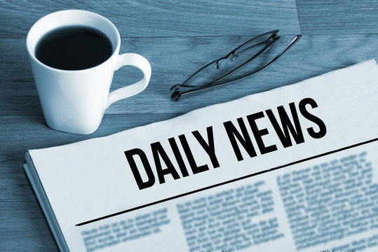 Eine Tasse Kaffee, Brille und Zeitung mit dem Titel Daily News