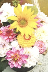 Blumenstrauß mit Dahlien und Sonnenblume