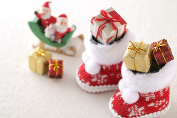 サンタと靴の中にあるクリスマスプレゼント