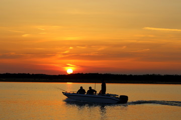 Sonnenuntergang im Motorboot