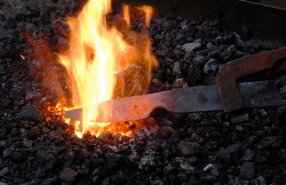 Mise en forme de la lame d'un couteau par le forgeron, d&eacute;partement de l'Eure, Normandie, France