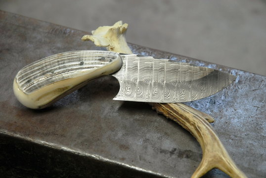 Couteaux réalisé par un artisan forgeron, manche en corne et lame en acier, département de l'Eure, Normandie, France