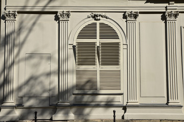Fenêtre en plein cintre à persienne