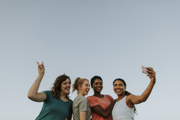 Group of diverse women taking a selfie - obrazy, fototapety, plakaty