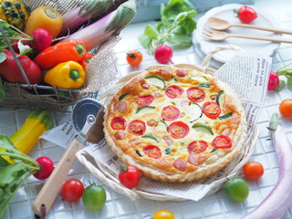 カラフルでかわいいフランスのパイ キッシュ