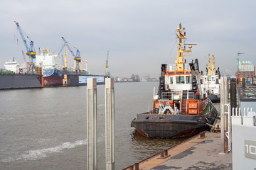 Fototapeta premium Schiffe im Hamburger Hafen