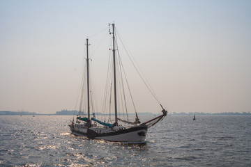 Maritime historische Segelschiffe fahren auf der Elbe zum Hamburger Hafen  