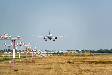 Fototapeta na wymiar Flugzeug im Landeanflug auf den Flughafen Tegel