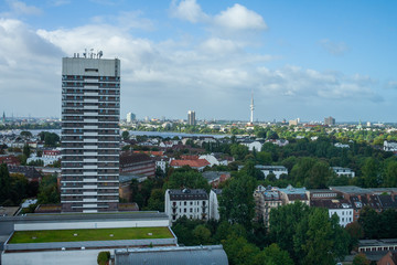 Fototapeta premium Stadtansicht von Hamburg mit Gebäuden aus der Vogelpersspektive