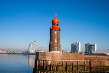 Leuchturm in der Elbe zum Hamburger Hafen