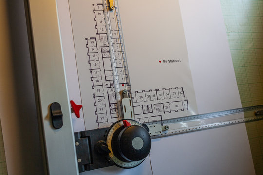Zeichenbrett mit Linealen und Papier zum Konstruieren im Konstruktionsb&uuml;ro.