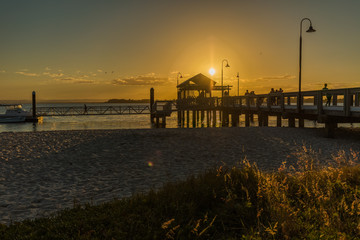 Obraz premium BRIBIE ISLAND, AUS - SEPT 1 2018: Beach near the Bongaree jetty on west side of Bribie Island, Queensland, Australia