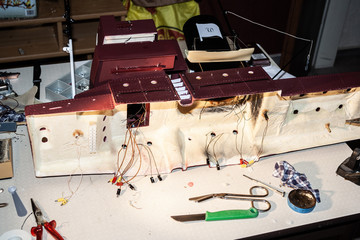 Steuergerät für Modellbau mit elektrischen Bauteilen und Kabel