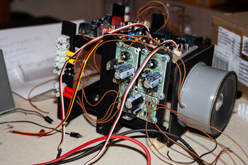 Steuergerät für Modellbau mit elektrischen Bauteilen und Kabel