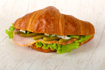 Croissat with ham and cucumbers
