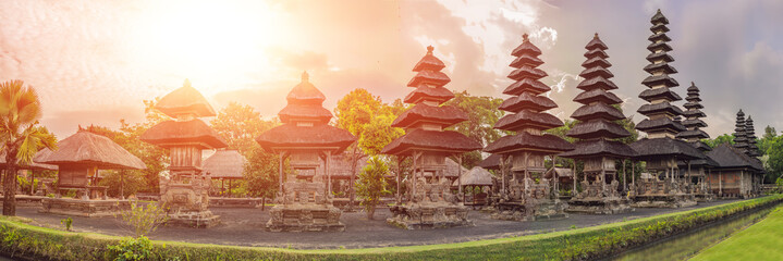 Temple hindou balinais traditionnel Taman Ayun à Mengwi. Bali, Indonésie avec la lumière du soleil