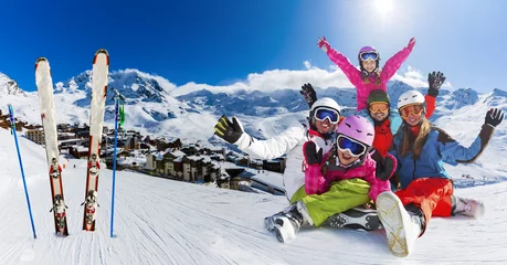 Photo sur Plexiglas Sports dhiver Happy family enjoying winter vacations in ski resort. Playing with snow, Sun in high mountains. Winter holidays in 3 Vallees, Val Thorens, France.