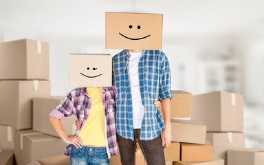 Obraz na płótnie Canvas Couple with boxes on the head.