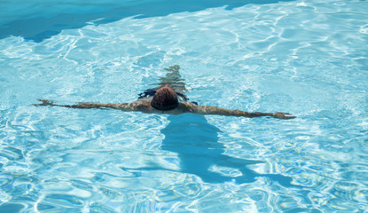 Hombre bañándose en piscina de agua natural / Man bathing in natural water pool