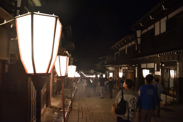 夜の越前八尾の街並み