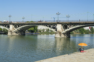 Pescadores junto al Puente de Triana / Fishermen next to the Triana Bridge. Sevilla