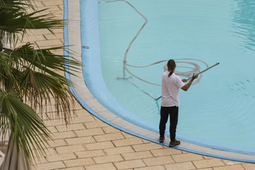 LIMPIANDO UNA PISCINA