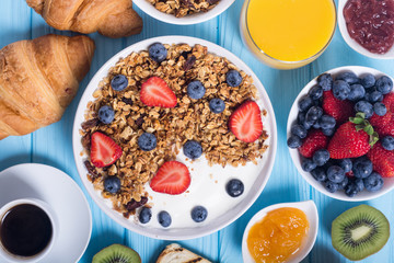 Granola yogurt and berries