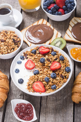 Granola yogurt and berries