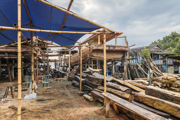 Sulawesi, Tanah Beru;  Schiffbau nach alter Tradition am Strand von Tanah Beru.