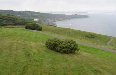 

Paisaje de campo y playa en Gijon España

