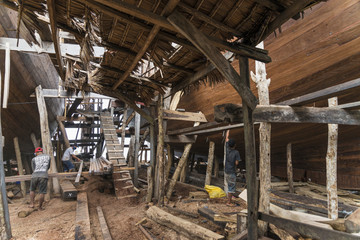 Fototapeta na wymiar Sulawesi, Tanah Beru; Schiffbau nach alter Tradition am Strand von Tanah Beru.