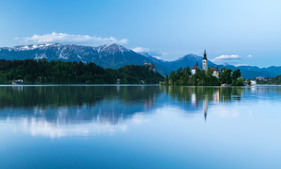 Fototapeta premium Imponujący zachód słońca nad jeziorem Bled, Castel and Island, Bled, Upper Carniolan, Triglav National Park, Słowenia, Europa