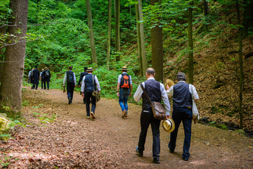 Obraz premium Himmelfahrt Leute wandern im Wald