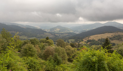 Montagne et vallée sous les nuages