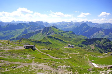 Blick vom NEBELHORN über Oberstdorf auf die Allgäuer Alpen ( Bayern ) 