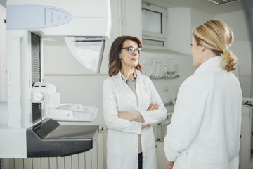 Obraz premium Woman Physician Talking With Her Patient